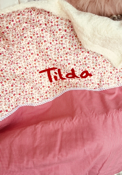 Kuscheldecke rot/ brombeere mit Blumen