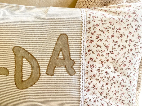 Namenskissen Westfalenstoffe taupe mit Blumenwiese